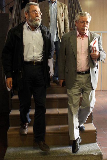 Méndez (izquierda) y Toxo se dirigen a la rueda de prensa.