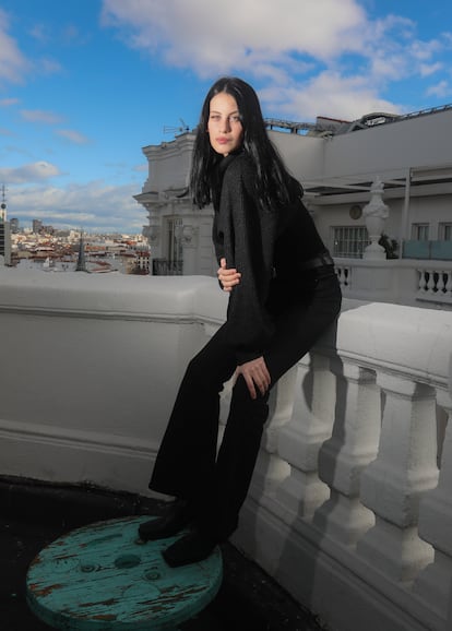 Milena Smit, la actriz de 24 años que protagonizará 'Madres paralelas', la próxima película de Pedro Almodóvar, posando en la terraza de Gran Vía, 40.