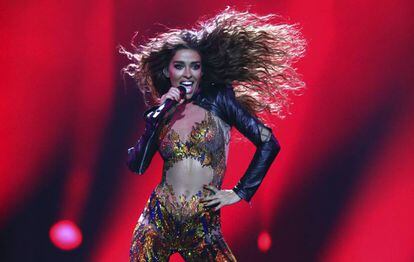 Eleni Foureiram, de Chipre, canta su canción 'Fuego' este martes en la primera semifinal de Eurovisión, en Lisboa.