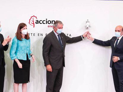 José Manuel Entrecanales, presidente de Acciona, toca la campana del estreno de su filial de renovables; a su derecha, también tocando la campana, Rafael Mateo, CEO de Acciona Energía.