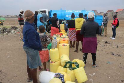 El Centro Big5 distribuye agua en el suburbio de Kayole.