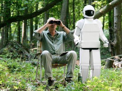 Fotograma de la película 'Robot & Frank' (2012). Las personas tratan a los robots como seres vivos pese a saber que son máquinas.
