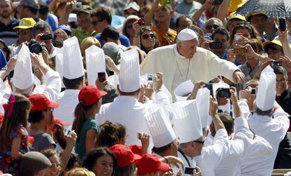 El papa Francisco saluda a los fieles en el Vaticano.