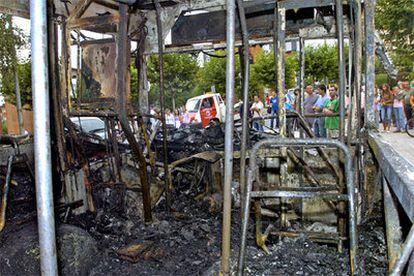 Estado en el que ha quedado un autobús tras ser quemado por un grupo de encapuchados en Barakaldo.