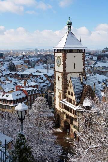 Vista invernal de Friburgo, con la torre de la Schwabentor en primer plano.