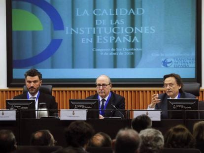 Víctor Lapuente, John de Zulueta y Jesús Lizcano durante la presentación del informe