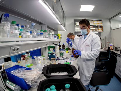 Trabajadores en los laboratorios de la empresa Algenex, dedicada a la producción de vacunas.