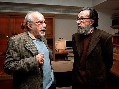 El narrador y poeta Antonio Ferres, izquierda, conversa con el escritor Juan Eduardo Zúñiga.