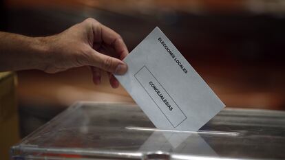 Una persona depositaba un voto en una urna, en una imagen de archivo.