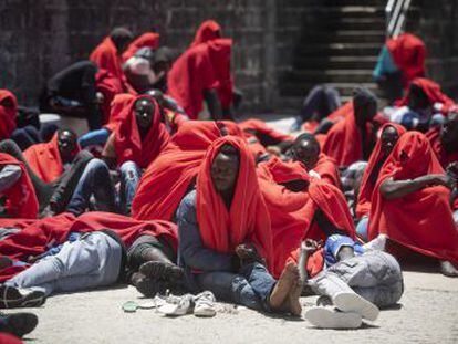 Cientos de personas duermen hacinadas en cubiertas de barcos o en recintos improvisados a lo largo de la costa andaluza
