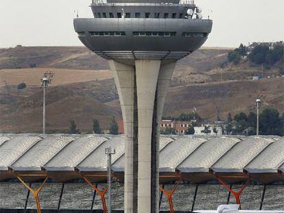Una nave de Spanair junto a la torre de control de Barajas.