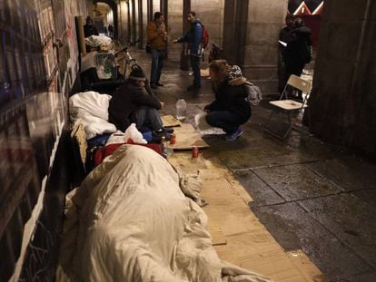 Una voluntaria con Antonio en la Plaza Mayor.