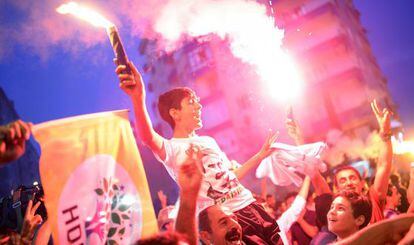 Un joven seguidor kurdo celebra con una bengala en las calles de Diyarbakir el buen resultado del HDP.