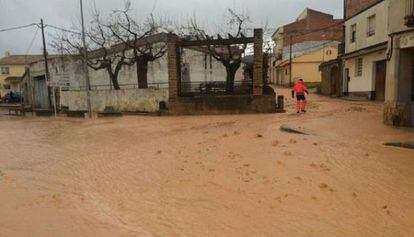 Las calles de Gandesa, anegadas de agua, esta mañana.