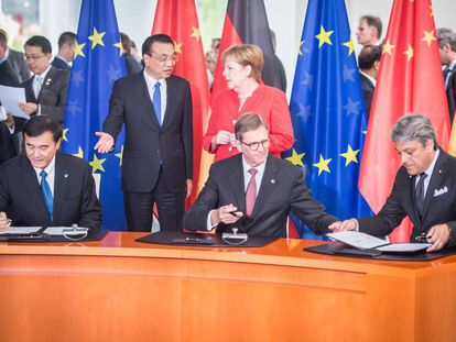 Firma del acuerdo en Berlín entre Seat, Volkswagen y JAC, al que acudieron la canciller alemana, Ángela Merkel; y el primer ministro chino, Li Keqiang.