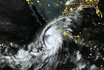 L'huracà, acostant-se a la costa en una imatge de satèl·lit.
