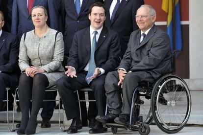 Los ministros de Finanzas de Finlandia, Reino Unido y Alemania en Atenas.