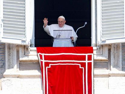El Papa Francisco ayer durante la oración Regina Coeli ante los fieles reunidos en la Plaza de San Pedro.
