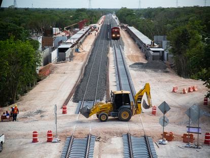 Personas trabajan en la construcción del tramo 5 del Tren Maya, cerca del ejido Leona Vicario (Estado de Quintana Roo), el 11 de mayo.