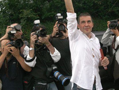 Arnaldo Otegi sale de la cárcel de Martutene en San Sebastian, en 2008.