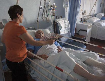 Emilio García en la cama del hospital