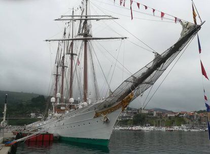 El buque escuela 'Juan Sebastián Elcano' atracado en el puerto de Getaria.