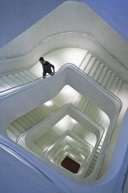 Escaleras en CaixaForum, museo proyectado por el estudio suizo Herzog & de Meuron, en Madrid.