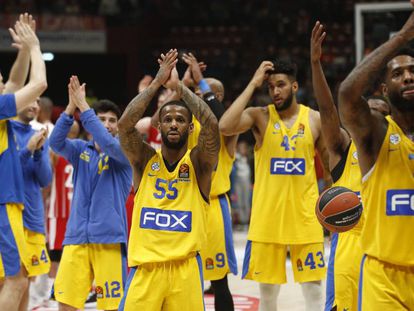 Los jugadores del Maccabi saludan a sus aficionados tras un partido de la Euroliga.