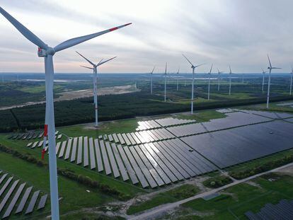Unas instalaciones de aerogeneradores y paneles solares en Alemania.