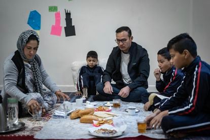 Nasrat desayuna con su esposa Zohal Jahed y sus hijos Ahmad Sajed Jahed, Ahmad Fayeq Jahed y Ahmad Fayez Jahed en su departamento de Ciudad de México. 