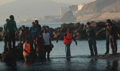 Los inmigrantes recalaron en Ceuta con los primeros destellos de sol.