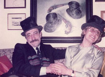 El fallecido, junto a una amiga, disfrazado de la popular pareja Tip y Coll. Imagen cedida por la familia.