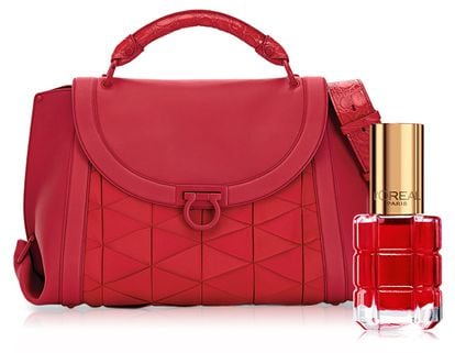 La pasión alcanza sus cotas máximas y tiñe de rojo pasión todo a su alrededor. Le Vernis à l'Huile Rouge Sauvage, de L'Oréal Paris, y bolso Sofia de Salvatore Ferragamo.
