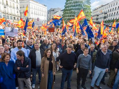 Desde la izquierda, Ana Botella, José María Aznar, Isabel Díaz Ayuso, Alberto Núñez Feijóo, José Luis Martínez-Almeida y Afonso Serrano, este domingo en la Puerta del Sol de Madrid.