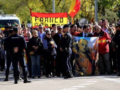 Un grupo de personas espera en Mingorrubio la llegada de los restos de Franco.