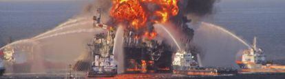 Guardia costera trata de apagar el incendio tras la explosión en la plataforma de BP de extracción en el Golfo de México, Deepwater Horizon