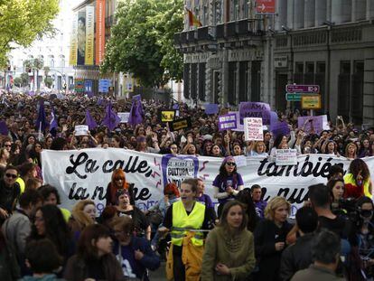 Cientos de personas protestan contra la sentencia del 'caso La Manada' este viernes en Madrid.