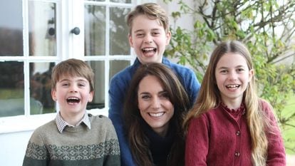 Kate Middleton con sus hijos Jorge, Carlota y Luis, en la famosa imagen difundida por el palacio de Kensington y cuya manipulación digital ha sido reconocida por la propia princesa de Gales.