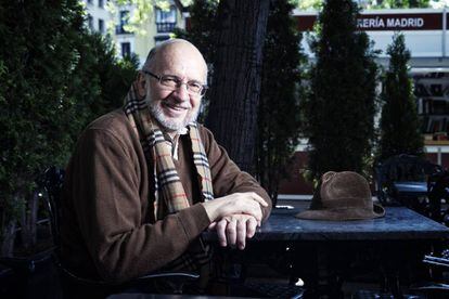 Daniel Samper, periodista y escritor, en la terraza del Caf&eacute; Gij&oacute;n.