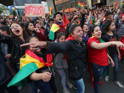 El principal candidato de la oposición, Carlos Mesa, anuncia que no reconocerá el resultado y la OEA califica de “inexplicable” el cambio de tendencia en el escrutinio