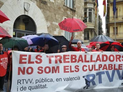 Protesta de los extrabajadores de RTVV en el tercer aniversario del cierre de la rediotelevisi&oacute;n valenciana.