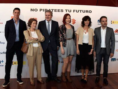 Desde la izquierda, Fernando Torres, Julia Navarro, Íñigo Méndez de Vigo, Lara Pinilla, Maribel Verdú y Daniel Guzmán en la presentación de la campaña No piratees tu futuro.