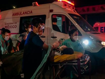 Bomberos y elementos de protección civil trabajan rescatando cuerpos del interior de los vagones del metro en Ciudad de México el día 04 de mayo de 2021.
