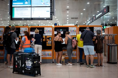 Viajeros en la estación de Sants de Barcelona, el 1 de septiembre.