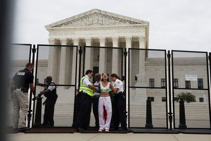 Una mujer, que se manifestaba a favor del derecho a la aborto a las puertas del Tribunal Supremo en Washington, es arrestada este martes 21 de junio
