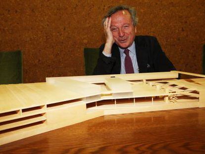 Moneo posa en abril de 2010 con la maqueta de su proyecto.