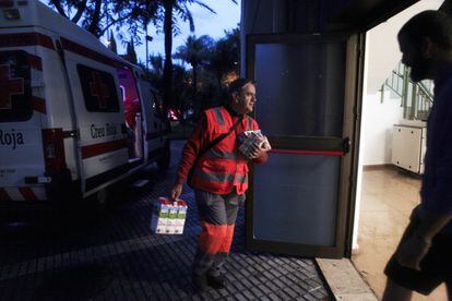 Uns 50 nens que s'allotjaven en una casa de colònies a Cambrils han estat rescatats i romanen al pavelló municipal.