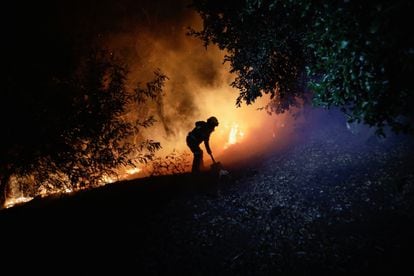 Los bomberos trabajan para apagar el fuego en Quillón, Chile.