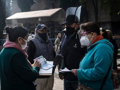 Personal sanitario inicia el registro de adultos mayores a 60 años que recibirán la vacuna contra COVID-19, en la Unidad de Medicina Familiar 22 del IMSS, en la Ciudad de México, ubicado en la Alcaldía Magdalena Contreras, el 17 de Febrero de 2021. 