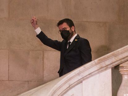 Aragonès alza el brazo tras ser investido presidente de la Generalitat.